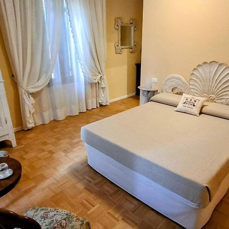 B&B Villa Fiorini モニーガ・デル・ガルダ エクステリア 写真