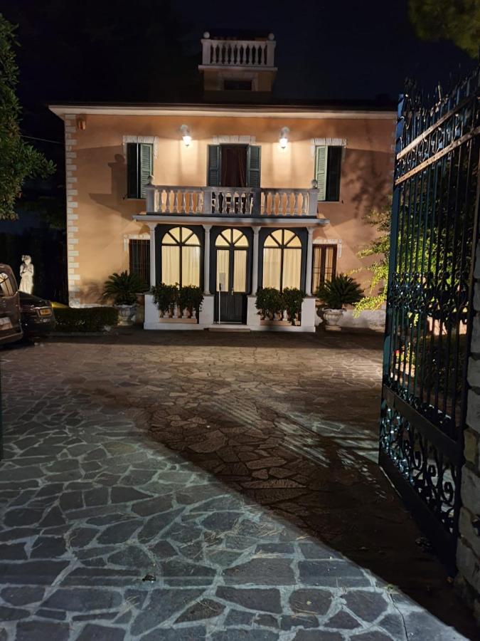 B&B Villa Fiorini モニーガ・デル・ガルダ エクステリア 写真