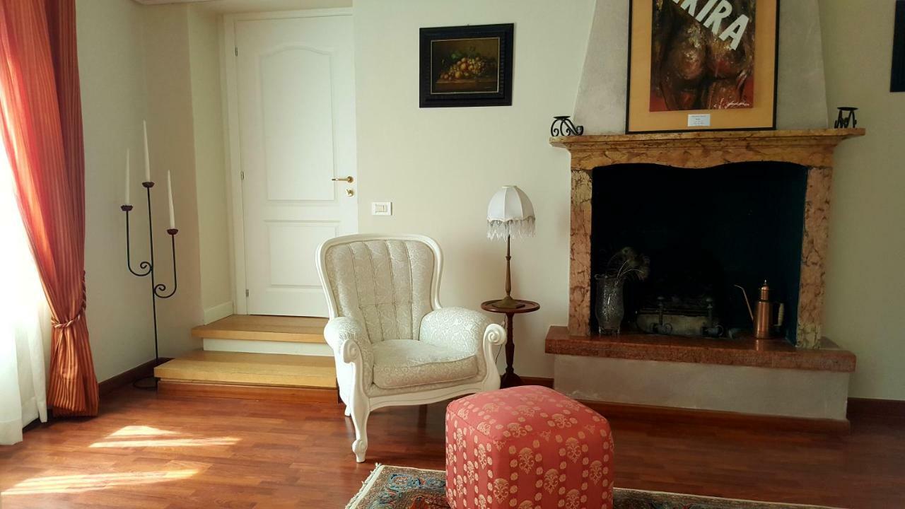 B&B Villa Fiorini モニーガ・デル・ガルダ エクステリア 写真