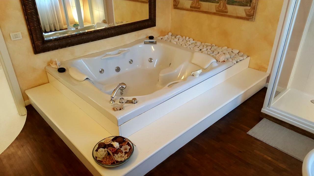 B&B Villa Fiorini モニーガ・デル・ガルダ エクステリア 写真