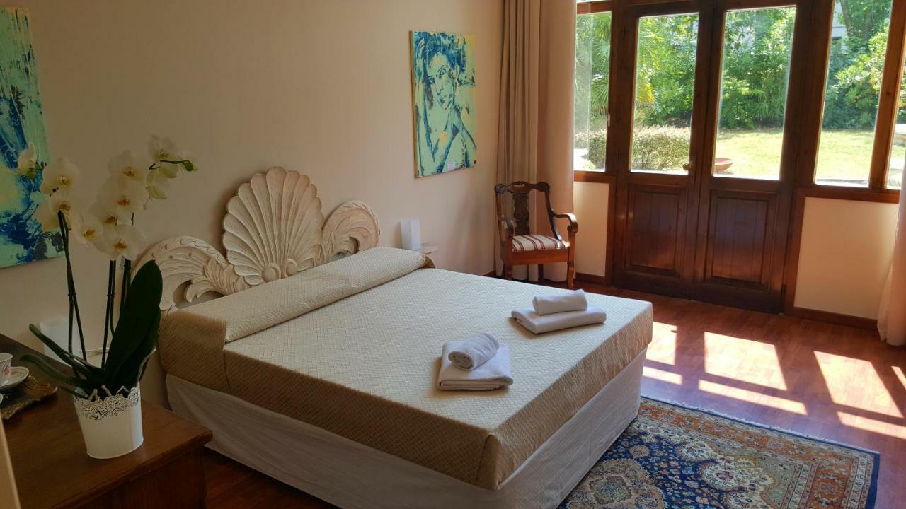 B&B Villa Fiorini モニーガ・デル・ガルダ エクステリア 写真